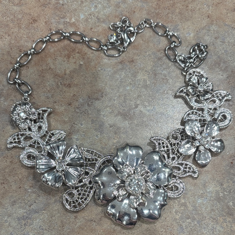 Elegant Silver Floral Necklace